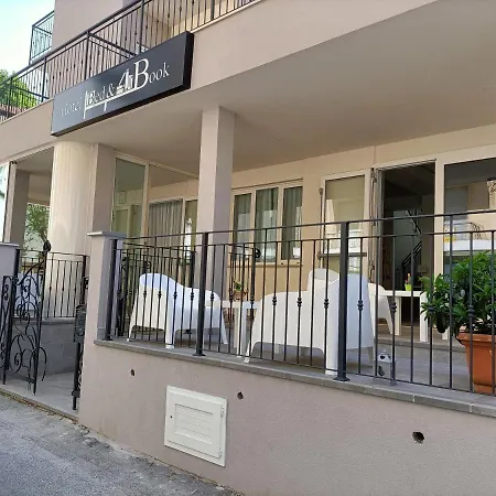 Отель Bed & Book 2*