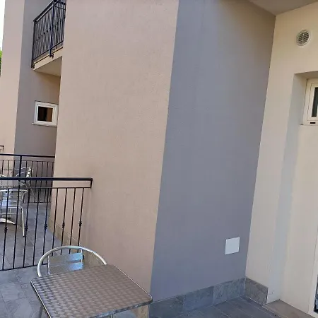 Bed & Book Szálloda